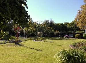 Bungalow und Ferienwohnung auf Rügen外面的花园