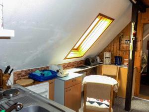 Bungalow und Ferienwohnung auf Rügen的厨房或小厨房