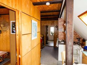 Bungalow und Ferienwohnung auf Rügen的厨房或小厨房