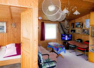 Bungalow und Ferienwohnung auf Rügen的电视和/或娱乐中心