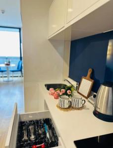A cozinha ou cozinha compacta de Luxury PANORAMA sea view apartment & Central Batumi