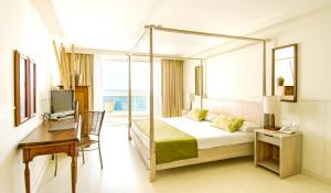 サンミゲル・デ・アボナにあるHotel Tenerife Golf & Seaviewのベッドルーム(ベッド1台、デスク、テレビ付)