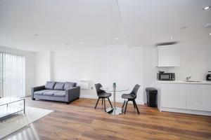 a living room with a couch and a table and chairs at Modern 1Bed Apt with Parking - Grand Exchange Bracknell in Bracknell