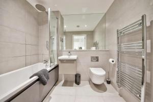 a bathroom with a toilet and a sink and a shower at Modern Luxury - Grand Exchange Bracknell in Bracknell