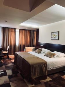 فندق زينيكا في زينيتشا: غرفة نوم بسرير كبير في غرفة
