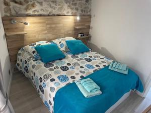 een slaapkamer met een bed met blauwe kussens bij Appartement La Tourraque côté mer in Antibes