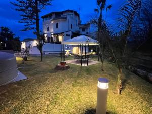 Сад в John Sea Suites