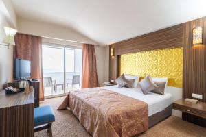 Una habitación de hotel con una cama y una ventana grande. en Crystal Family Resort & Spa - Ultimate All Inclusive, en Belek 66 fotos más