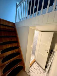 un escalier menant au deuxième étage d'une maison dans l'établissement MyCondo no - Snorres Gt 4b apt 3, à Tønsberg