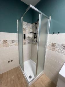 een douche met een glazen deur in de badkamer bij Casa Matuta in Santa Maria Capua Vetere