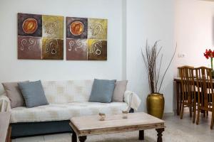 カラマタにあるJoan's apartmentのソファとコーヒーテーブルのあるリビングルーム