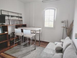 ein Wohnzimmer mit einer Couch und einem Tisch und Stühlen in der Unterkunft APARTAMENTO LEMMON TREE in Santa Brígida