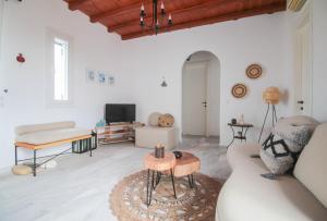 TV a/nebo společenská místnost v ubytování 2BR Fully Equiped Cottage Home - Near the Beach