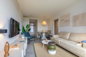 - un salon avec un canapé et une table dans l'établissement Appartement - Nieuwstraat 1 - Zoutelande 'Kurhaus - 4 met sauna', à Zoutelande