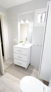 Kúpeľňa v ubytovaní Central Apartment With Sea Views