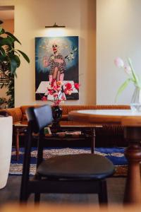 デンボスにあるHotel Ryder I Den Bosch - Vughtの壁画のある部屋の椅子