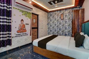 a bedroom with a bed and a poster on the wall at OYO Flagship Swastik Inn in Lucknow