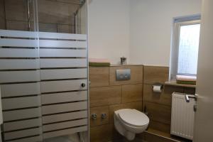 a small bathroom with a toilet and a window at Schloss Casa Lauf an der Pegnitz Zimmer Rom in Lauf an der Pegnitz +3 photos