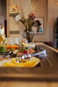 une table avec des plaques alimentaires sur un comptoir dans l'établissement Hotel Ryder I Den Bosch - Vught, à Bois-le-Duc