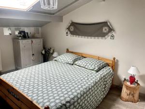 a bedroom with a large bed and a window at Appartement au pied des pistes in Les Fourgs