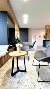 uma sala de estar com cadeiras e uma mesa em Guest house Stara lipa Tašner - free parking & kitchenette em Maribor