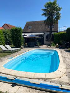uma piscina em frente a uma casa em Laetisteph em Neuilly-sur-Marne