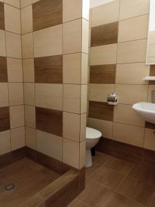 uma casa de banho com um WC e um lavatório em Abturist penzion em Štúrovo