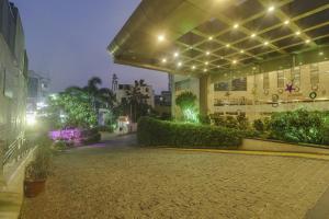 un edificio con luces encendidas por la noche en Palette - Hotel chennai le palace en Chennai