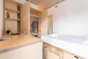 - une cuisine avec un comptoir et un ordinateur portable dans l'établissement StudentVille Central, à Lisbonne 25 autres photos