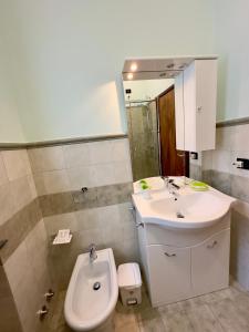 y baño con lavabo, aseo y espejo. en L'OLIVO DI EVELINA en Bagnoregio