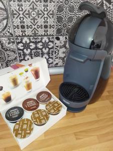 a cookie blender next to a box of cookies at Ático Entero con Habitación en Corella in Corella +39 photos