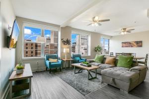 sala de estar con sofá y sillas en Spacious 4BR Luxury Condo Steps to French Quarter en Nueva Orleans