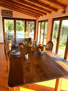 un tavolo in legno con frutta in una stanza di Corgos, Lagarto a Monchique