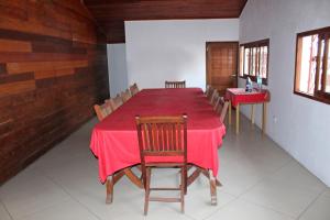 穆龍達瓦的住宿－Chambre D'hôtes Morondava，一间用餐室,配有红色的桌子和椅子