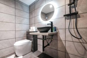 La salle de bains est pourvue d'un lavabo et d'un miroir. dans l'établissement Spacious Apartment in Piccadilly Sleep 6 VRB, à Londres