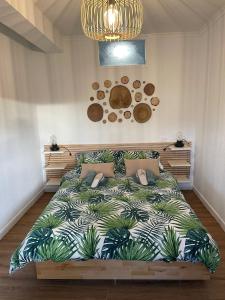 Un dormitorio con una cama grande con plantas. en Una parada en el Camino, en Finisterre