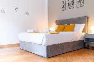 Un pat sau paturi într-o cameră la Syntagma square, 45sqm luxurious apartment