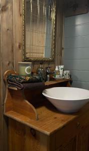 baño con lavabo grande y espejo en Koselig enmannsom i tømmerhus, inkl morgenkaffe en Eidsvoll