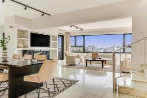een woonkamer met uitzicht op de stad bij Phaedrus Living: Luxury City Center Penthouse in Limassol