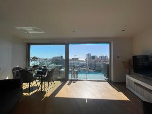 Μια τηλεόραση ή/και κέντρο ψυχαγωγίας στο Bright Ocean Village Apartment