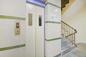 una escalera en un edificio con ascensor en OYO Tranquil Stay en Ālīpur