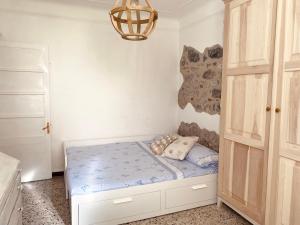 ein kleines Schlafzimmer mit einem Bett in der Ecke in der Unterkunft ‘’Perla Marina’‘ in Levanto