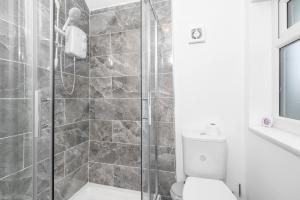 Salle de bains dans l'établissement Deluxe Four Bedroom House - Garden - Parking - Sleeps 7 - Netflix - Wifi - 559T