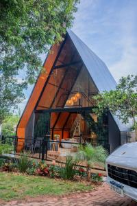 a house shaped like a pyramid with a large window at Recanto Catarina in Cascavel