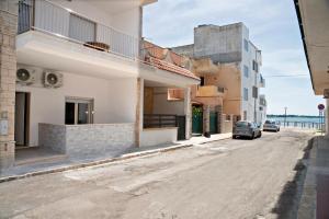 an empty street with cars parked on the side of a building at Mary Lucy in Porto Cesareo