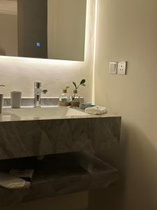 a bathroom with a sink and a mirror at غرفة نوم للاسترخاء والراحة in Al Madinah