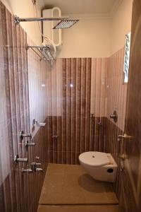Koupelna v ubytování HOTEL GITANJALI + 10 fotografií