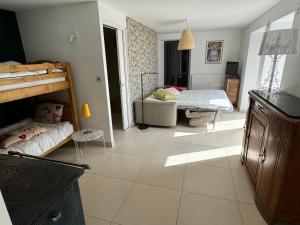 uma sala com um quarto com uma cama e um sofá em Chabanas em Gap