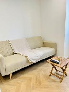 ein Sofa im Wohnzimmer mit Couchtisch in der Unterkunft Bel appartement avec Jacuzzi #1 in Bourgoin
