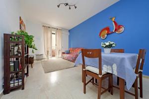 een woonkamer met een tafel en een blauwe muur bij Casa Trastevere in Rome